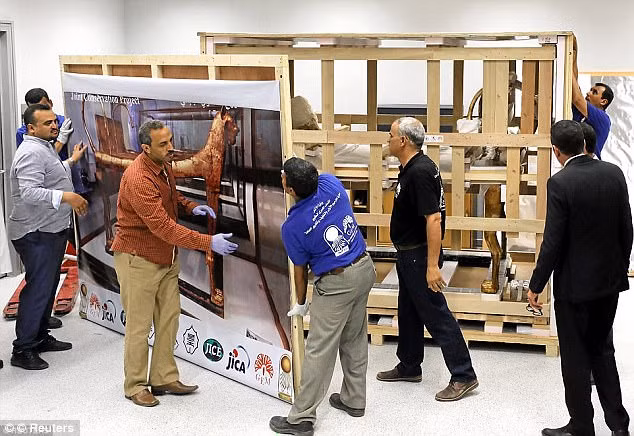 Các chuyên gia cẩn thận di chuyển những cổ vật đến bảo tàng mới.