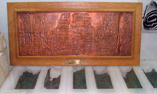 Được tìm thấy năm 1952, Bảng danh sách bằng đồng có niên đại hàng ngàn năm được tìm thấy cùng nơi mà các chuyên gia khảo cổ tìm thấy Các Cuộn Sách Biển Chết (The Dead Sea Scrolls) lần đầu tiên năm 1947 ở Qumran.