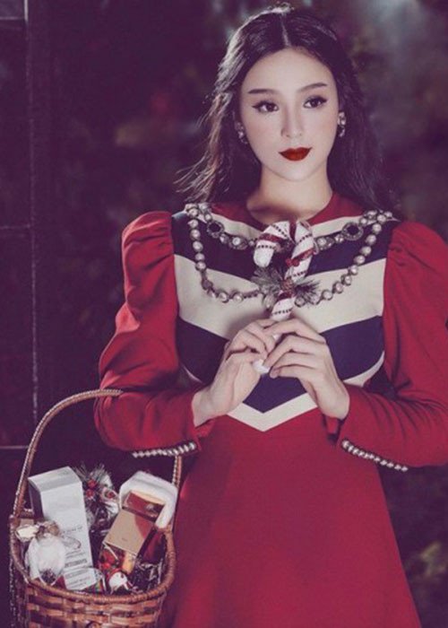 Mới đây, trong không khí Noel ngập tràn khắp nơi, cô nàng hot girl Hà thành Huyền baby đã “chiêu đãi” những người hâm mộ mình một bộ ảnh Giáng sinh ngập trong sắc đỏ. Cô khoác lên mình bộ đầm hàng hiệu màu đỏ rực cùng với cách trang điểm cầu kỳ.