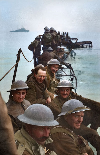 Binh sĩ ngồi đợi tàu thuyền để chuẩn bị rời khỏi Dunkirk.