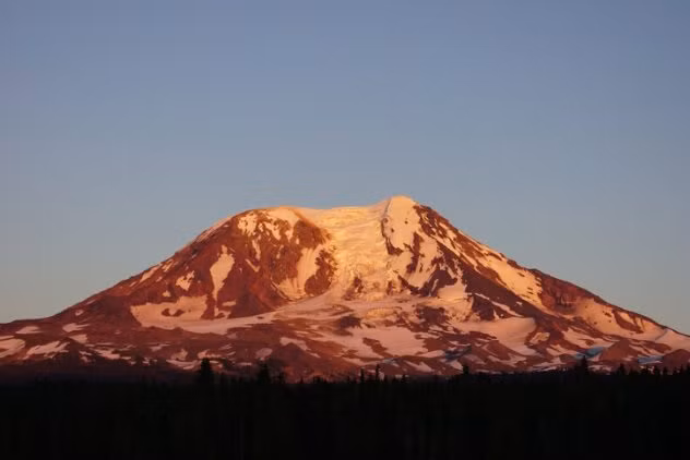 Núi Adams ở tiểu bang Washington, Mỹ cũng được đồn là nơi người ngoài hành tinh, UFO từng xuất hiện. Một số người tuyên bố từng nhìn thấy UFO tại ngọn núi này. Thậm chí, một số người còn tuyên bố người ngoài hành tinh sống trong ngọn núi này. Một trong những câu chuyện về UFO nổi tiếng nhất ở núi Adams là trường hợp của núi Adams.