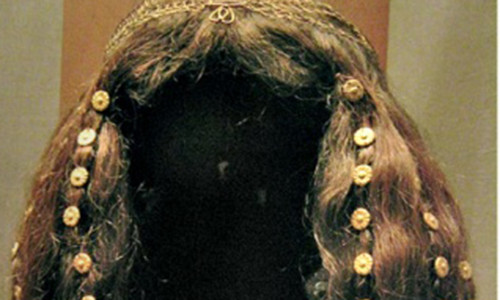 Trong đó, người Hy Lạp và La Mã cổ đại đã sử dụng lưu huỳnh để có những màu tóc đẹp.