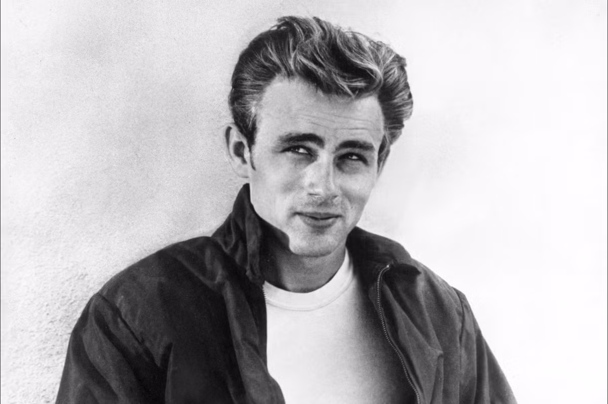 Nam diễn viên nổi tiếng James Dean qua đời ngày 30/9/1955 do gặp tai nạn xe hơi nghiêm trọng. Nhân vật nổi tiếng này đã tử vong sau khi được chuyển đến bệnh viện.