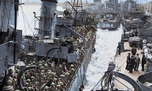Các tàu chuyển chở đầy binh lính quân đồng minh trở về từ Dunkirk.