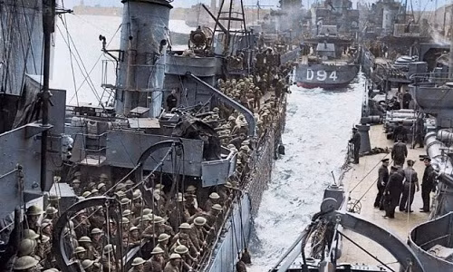 Các tàu chuyển chở đầy binh lính quân đồng minh trở về từ Dunkirk.