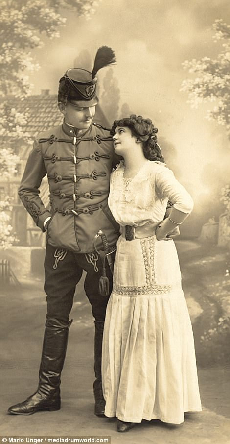 Vợ chồng một binh sĩ Áo - Hungary. Chiến tranh đã khiến nhiều người đàn ông rời xa gia đình, những người thân yêu. Thậm chí, không ít người bỏ mạng nơi xa trường để lại cha mẹ, vợ con.