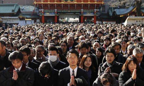 Người dân đến cầu nguyện nhân dịp đầu năm mới tại đền thờ Kanda Myojin ở Tokyo, Nhật Bản. Ảnh: Reuters.