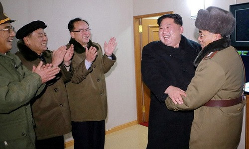 Nhà lãnh đạo Triều Tiên Kim Jong Un chia sẻ niềm vui với cấp dưới trong lần phóng thử thành công tên lửa Hwasong-15 - Ảnh: REUTERS