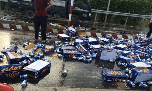 Do bật khóa thùng, hàng nghìn lon bia tràn xuống đường.