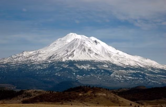 Núi Shasta nằm ở cuối phía nam của dãy Cascade Siskiyou County, California (Mỹ) được cho là địa điểm linh thiêng, kỳ bí gắn liền với người ngoài hành tinh.