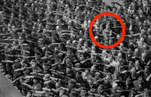 August Landmesser là người duy nhất đã từ chối giơ tay chào và đứng khoanh tay khi trùm phát xít Hitler tới tham dự một cuộc tụ họp năm 1936, dù Landmesser là một thành viên trung thành của Đức quốc xã. Bức ảnh lịch sử này đã nhận được nhiều sự chú ý của công chúng.