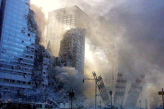 Trong vụ khủng bố ngày 11/9/2001, William Biggart chụp được bức ảnh đắt giá ghi lại khoảnh khắc một trong 2 tòa nhà Trung tâm Thương mại Thế giới đổ sập. Ông đã qua đời khi tòa nhà thứ hai đổ xuống và đè lên người ông. Người ta tìm thấy tấm ảnh lịch sử này từ máy ảnh của ông trong đống đổ nát.