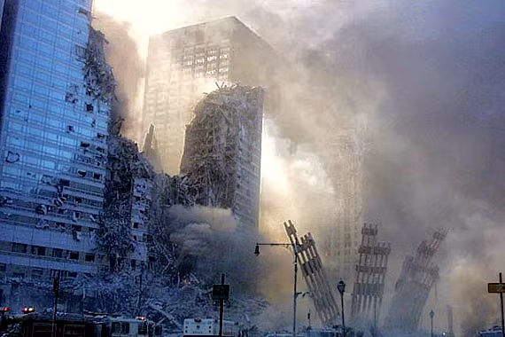 Trong vụ khủng bố ngày 11/9/2001, William Biggart chụp được bức ảnh đắt giá ghi lại khoảnh khắc một trong 2 tòa nhà Trung tâm Thương mại Thế giới đổ sập. Ông đã qua đời khi tòa nhà thứ hai đổ xuống và đè lên người ông. Người ta tìm thấy tấm ảnh lịch sử này từ máy ảnh của ông trong đống đổ nát.