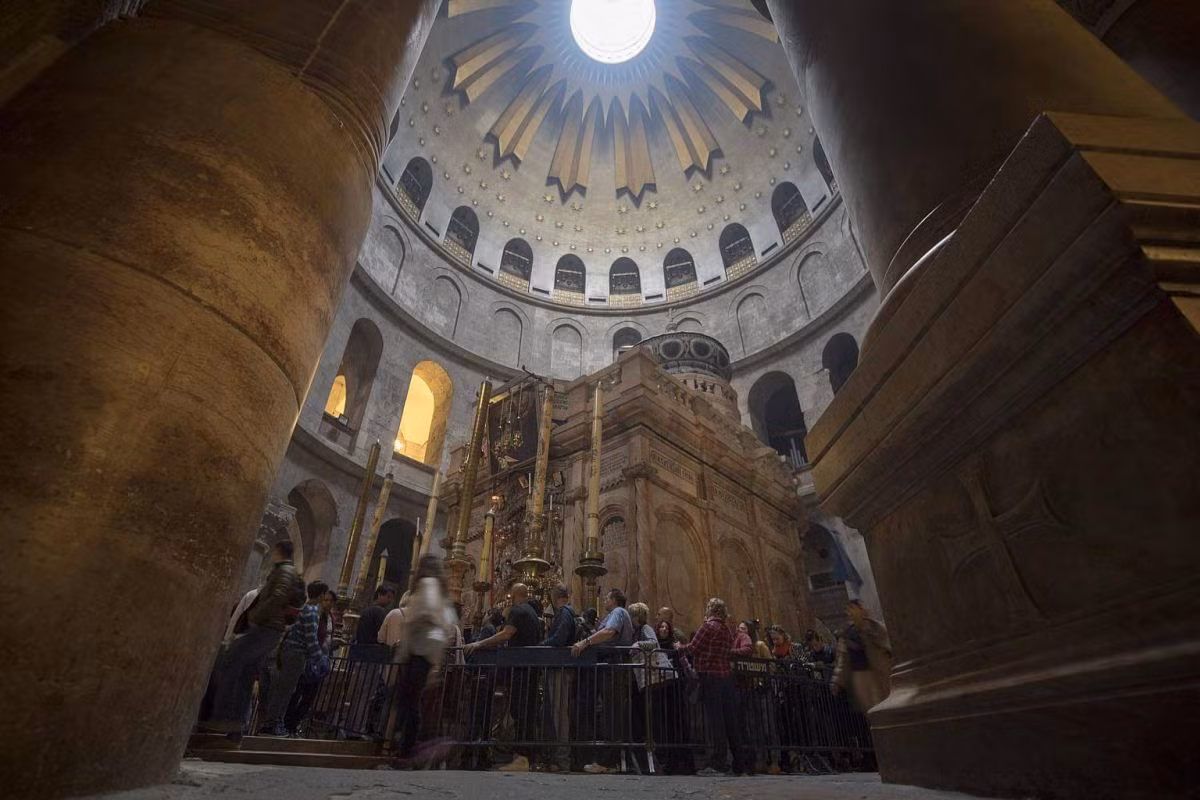 Khi đến Jerusalem, du khách sẽ choáng ngợp trước 60 bảo tàng. Trong số này, Bảo tàng Israel đáng chú ý khi lưu giữ và trưng bày những cuộn giấy biển Chết cùng nhiều tài liệu lâu đời nhất thế giới.