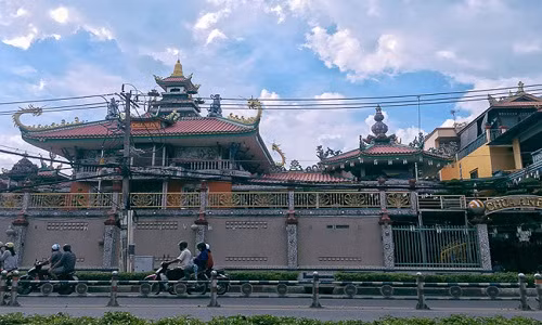  Chùa An Phú nằm ngay mặt tiền đường Chánh Hưng (quận 8, TP.HCM), được thành lập từ năm 1847. Trải qua thời gian, ngôi chùa xuống cấp và được hòa thượng Thích Từ Bạch thiết kế xây dựng lại vào năm 1961 với ý tưởng gắn những miếng sành sứ vỡ để trang trí.