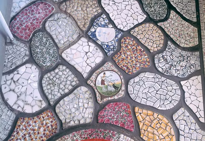 Theo nhà chùa, ngôi chùa được gắn những miếng sành mang màu sắc xanh, đỏ, trắng, vàng… tựa như trong cuộc đời có lúc mặn, nhạt, chua, cay…