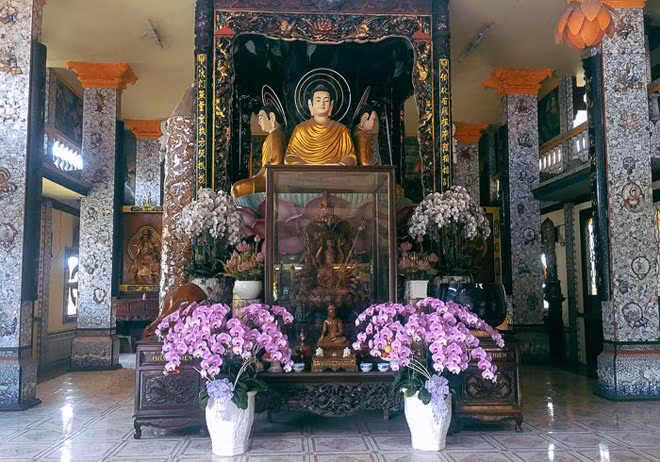 Năm 2007, Trung tâm Sách Kỷ lục Việt Nam đã xác lập kỷ lục chùa An Phú là ngôi chùa được tạo tác bằng miếng sành nhiều nhất Việt Nam.