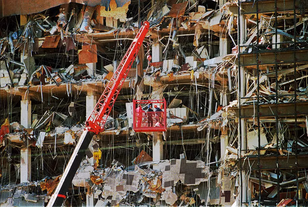 McVeigh được xác định là kẻ chủ mưu trong vụ đánh bom Oklahoma. Terry Nichols ở nhà khi vụ nổ bom xảy ra nhưng y được giới chức Mỹ xác định là kẻ đã giúp đỡ McVeigh lên kế hoạch tấn công và trốn thoát.