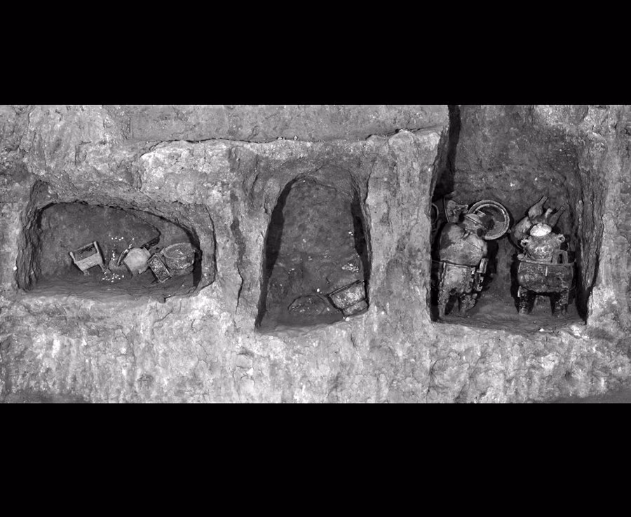 Một số hiện vật trên được tìm thấy trong bức tường của ngôi mộ.