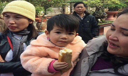 Hình ảnh bé gái xinh xắn bị mẹ bỏ rơi.