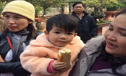 Hình ảnh bé gái xinh xắn bị mẹ bỏ rơi.