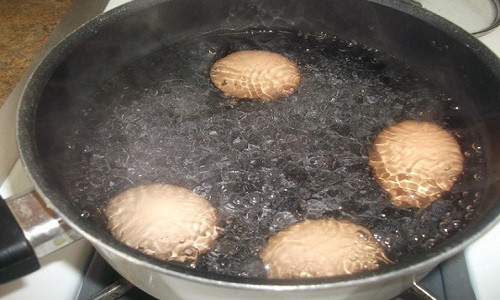 Nên cho trứng vào nồi luộc ngay từ khi nước lạnh. (Ảnh: Internet)