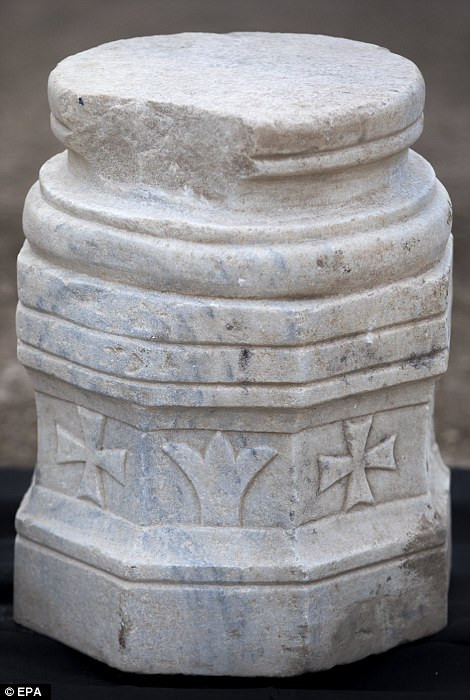 Sàn nhà thờ cổ trên được lát đá cẩm thạch nhập khẩu từ Thổ Nhĩ Kỳ.