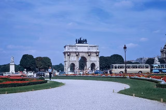 Rất nhiều du khách khi đến Paris đều đặt chân đến Khải hoàn môn Carrousel. Ảnh chụp năm 1971.