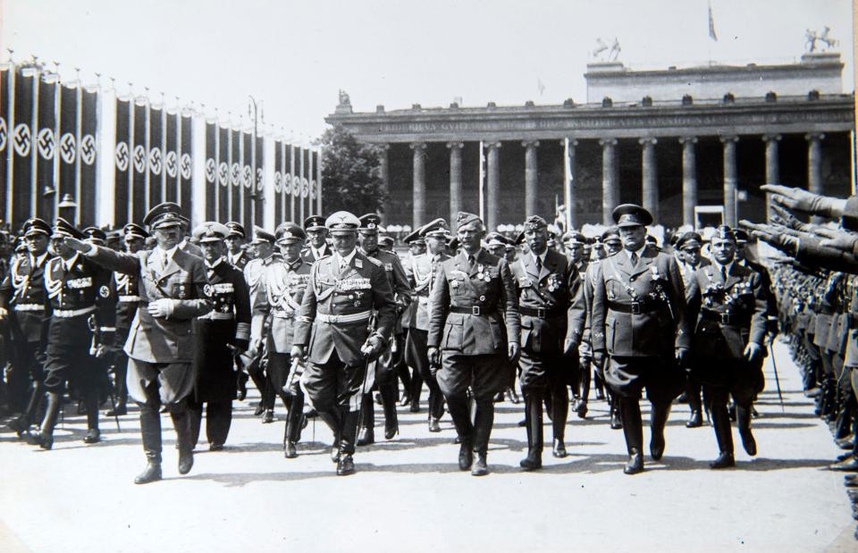 Mặc dù nắm thế chủ động vào giai đoạn đầu chiến dịch nhưng kế hoạch xâm lược Liên Xô của Hitler dần nếm mùi thất bại. Nguyên do là vì Hồng quân Liên Xô kháng cự quyết liệt khiến quân đội phát xít Đức không chiếm được Moscow, Leningrad hay Stalingrad.