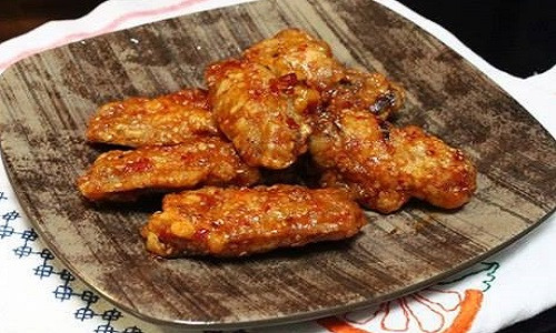 Món cánh gà rán mè Hàn Quốc ăn cùng cơm nóng rất ngon. (Ảnh minh họa)