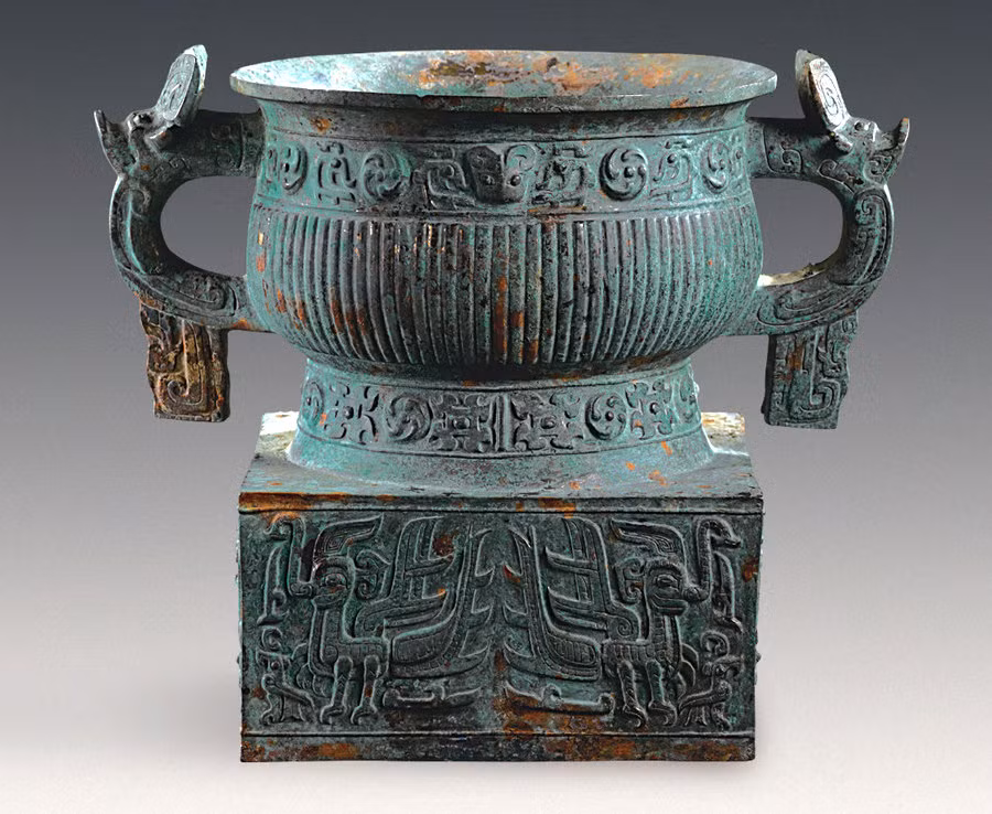 Trên thân của một số cổ vật được trang trí bằng hình ảnh những sinh vật thần thoại như rồng.