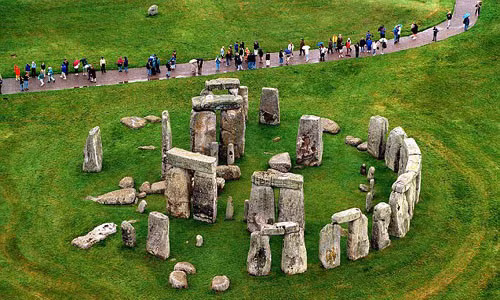  Bãi đá cổ Stonehenge nằm ở phía bắc Salisbury, Vương quốc Anh. Theo các nhà khoa học, nó được xây dựng cách đây 4.000 - 5.000 năm.