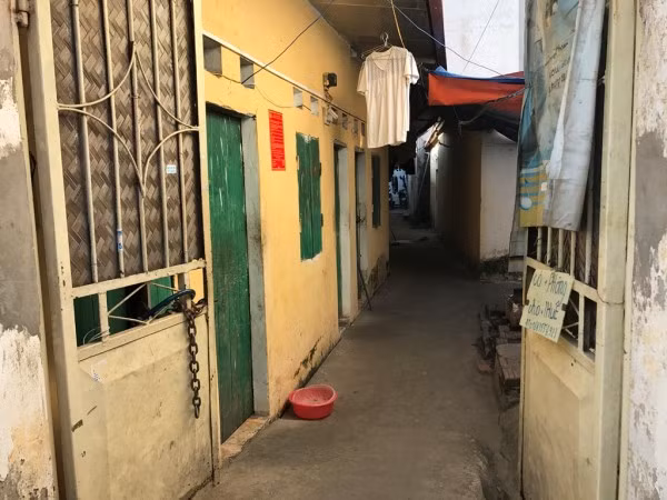 Vì sợ lạnh nên không ai dám ra ngoài.