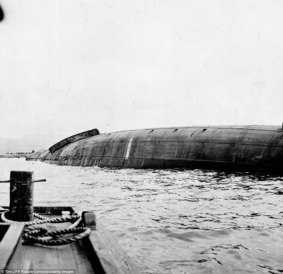 Cụ thể, do bị Nhật Bản bất ngờ tấn công nên tàu SS Oklahoma của Mỹ đã bị nghiêng trước khi bị chìm.