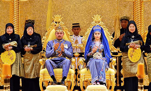 Sarah, con gái của một người lao động bình dân, đang theo học ngành sinh vật học, đã yêu và kết hôn với Thái tử Brunei trong sự chúc phúc của mọi người. Hôn lễ của Thái tử Al-Muhtadee Billah được đánh giá là lễ cưới xa hoa nhất tại châu Á kể từ sau đám cưới của Thái tử Nhật Bản Naruhito vào năm 1993.