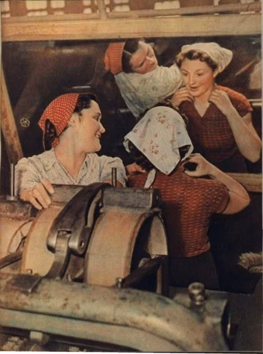 Nữ công nhân trò chuyện vui vẻ tại nhà máy ở Liên Xô.