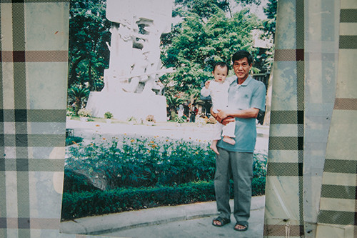 Ông Vũ Văn Quỳnh chụp cùng cháu gái khi còn khỏe mạnh vào năm 2008.