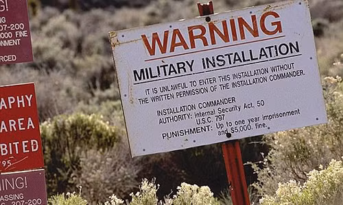 Mới đây, một đoạn video do UFO Seekers đăng tải trên YouTube gây xôn xao khi ghi lại được hai âm thanh bí ẩn ở sa mạc Nevada. Địa điểm này gần Vùng 51 tối mật được canh gác cẩn mật của Mỹ.