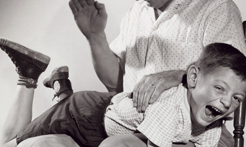 Cha mẹ bạo hành con cái gây tổn thương cả về mặt thể chất lẫn tinh thần của đứa trẻ. Ảnh: GETTY IMAGES.