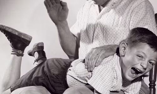 Cha mẹ bạo hành con cái gây tổn thương cả về mặt thể chất lẫn tinh thần của đứa trẻ. Ảnh: GETTY IMAGES.