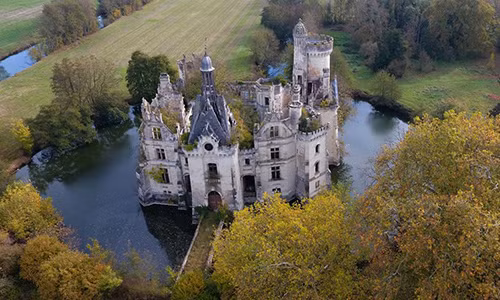 Số tiền quyên góp được dùng để mua và phục dựng tòa lâu đài Mothe-Chandeniers. Nơi đây từng là địa điểm tổ chức các bữa tiệc.