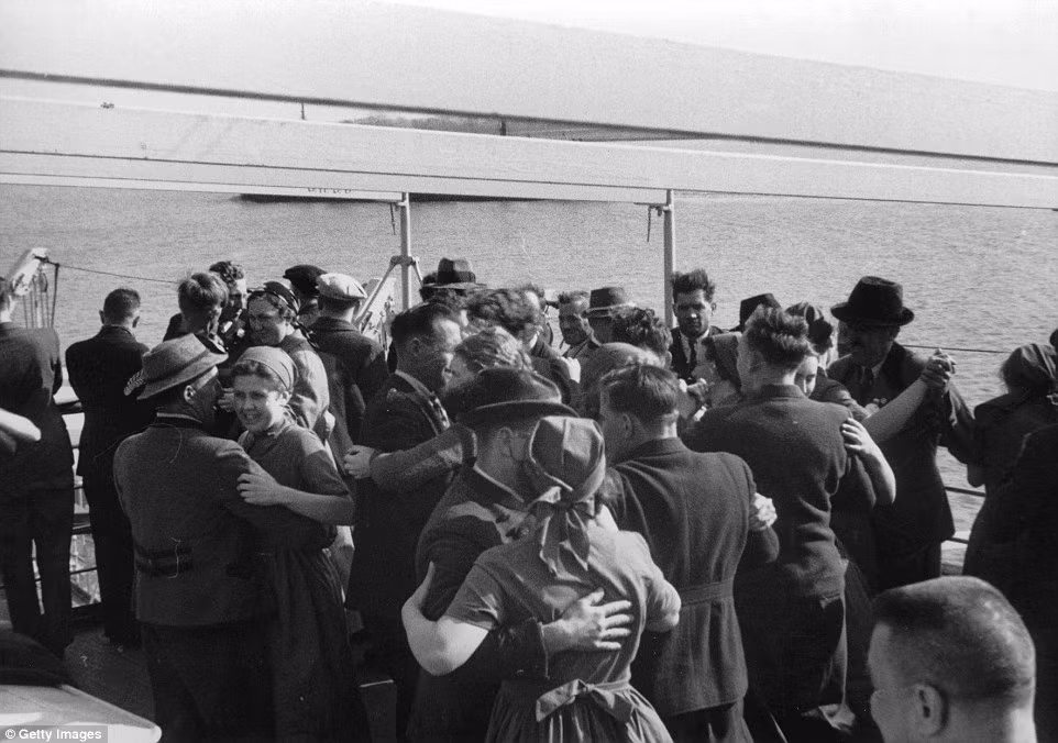 Số người thiệt mạng trong thảm kịch chìm tàu lớn gấp 6 lần thảm kịch tàu Titanic bị chìm.