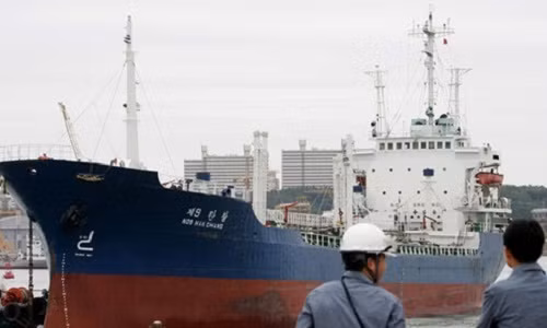 Tàu chở dầu của Triều Tiên tại cảng ở Hàn Quốc. Ảnh: CNN.