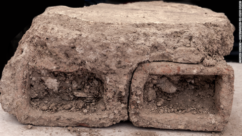 Đặc biệt, ngôi nhà này bị phá hủy trong một đám cháy. Tuy nhiên, điều kỳ lạ là một số đồ vật trong ngôi nhà như dầm gỗ vẫn còn nguyên vẹn.