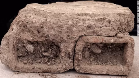 Đặc biệt, ngôi nhà này bị phá hủy trong một đám cháy. Tuy nhiên, điều kỳ lạ là một số đồ vật trong ngôi nhà như dầm gỗ vẫn còn nguyên vẹn.