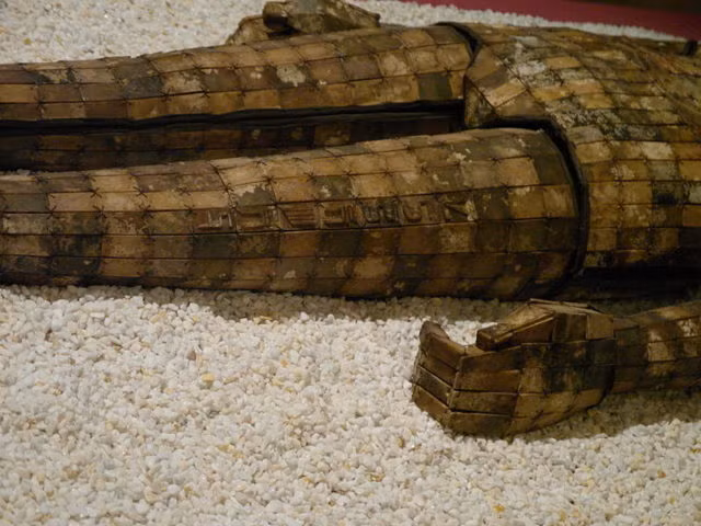 Nhiều tài liệu lịch sử có từ năm 320 đã ghi chép về bộ trang phục bằng ngọc bích, khâu chỉ vàng, bạc hoặc đồng. Tuy nhiên, phải đến năm 1968, các chuyên gia mới phát hiện 2 bộ trang phục quý giá như trên thuộc về thành viên hoàng tộc Trung Quốc.