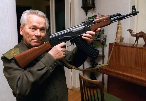 Mikhail Kalashnikov là người đã thiết kế ra súng trường Kalashnikov hay còn gọi súng trường AK-47 huyền thoại. Ông cho hay sáng chế vũ khí này của mình đã trở thành loại súng mà các đội quân du kích trên thế giới ưa thích.