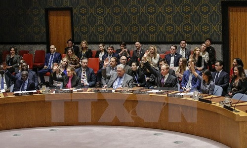 Các thành viên Hội đồng Bảo an Liên hợp quốc bỏ phiếu thông qua nghị quyết trừng phạt mới đối với Triều Tiên tại cuộc họp ở New York, Mỹ ngày 22/12. ((Nguồn: AFP/TTXVN).