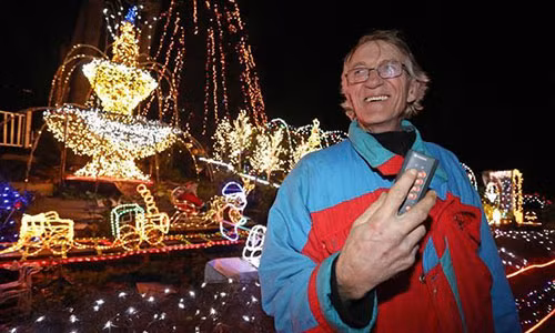 Ông Rolf Vogt trước công trình.