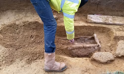 Các chuyên gia ước tính các cổ vật này có niên đại vào khoảng năm 400 sau Công nguyên.